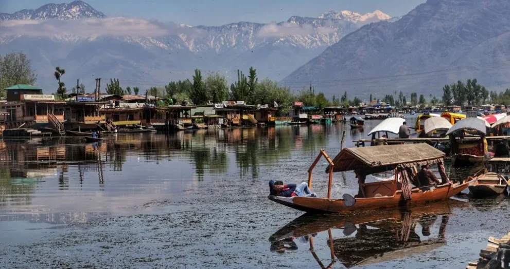 Cheapest and Safest Way to Travel from Delhi to Kashmir