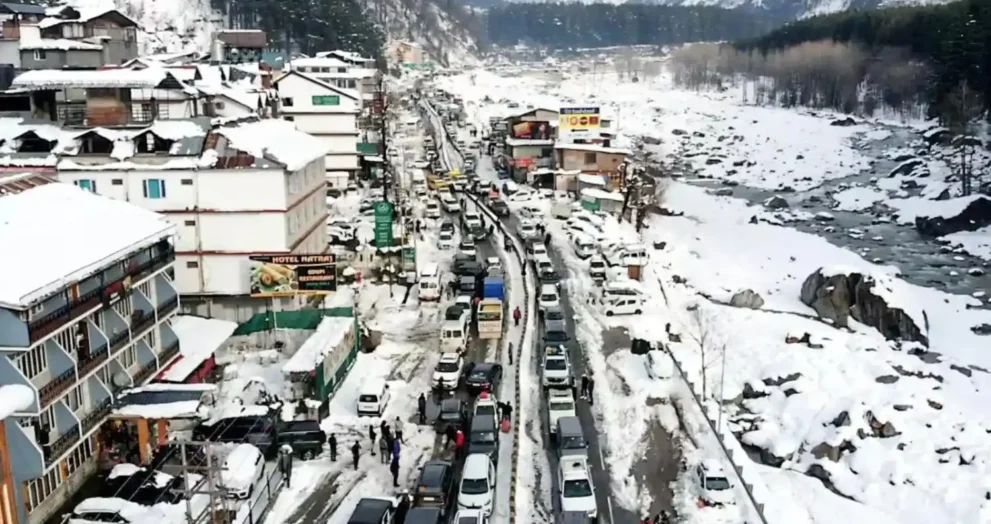 Heavy Snowfall Disrupts Life in Hills, Roads Blocked and Tourists Stranded