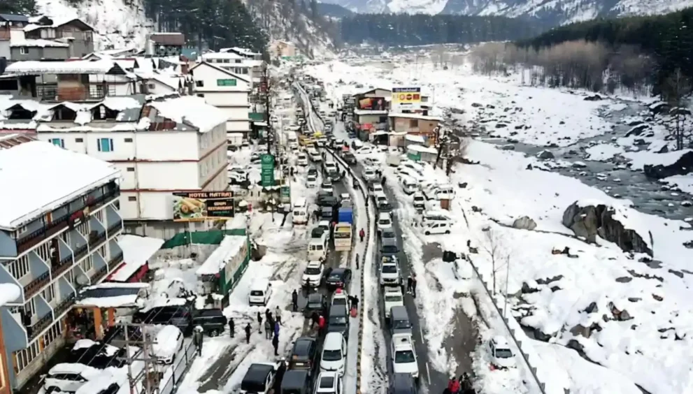 Heavy Snowfall Disrupts Life in Hills, Roads Blocked and Tourists Stranded