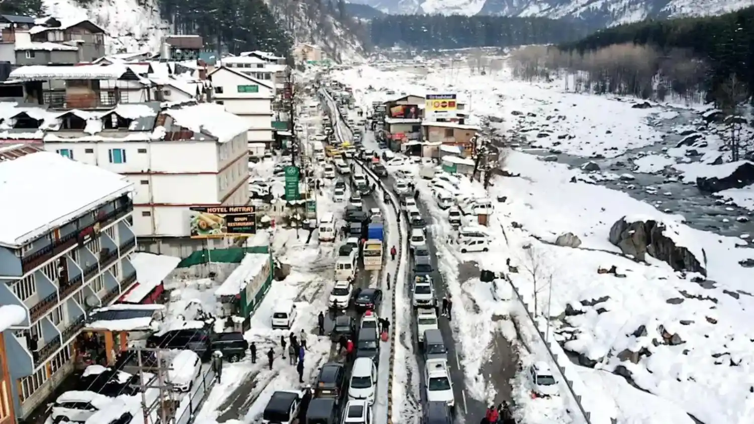 Heavy Snowfall Disrupts Life in Hills, Roads Blocked and Tourists Stranded