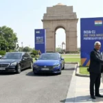 Heavy Snowfall Disrupts Life in Hills, Roads Blocked and Tourists Stranded